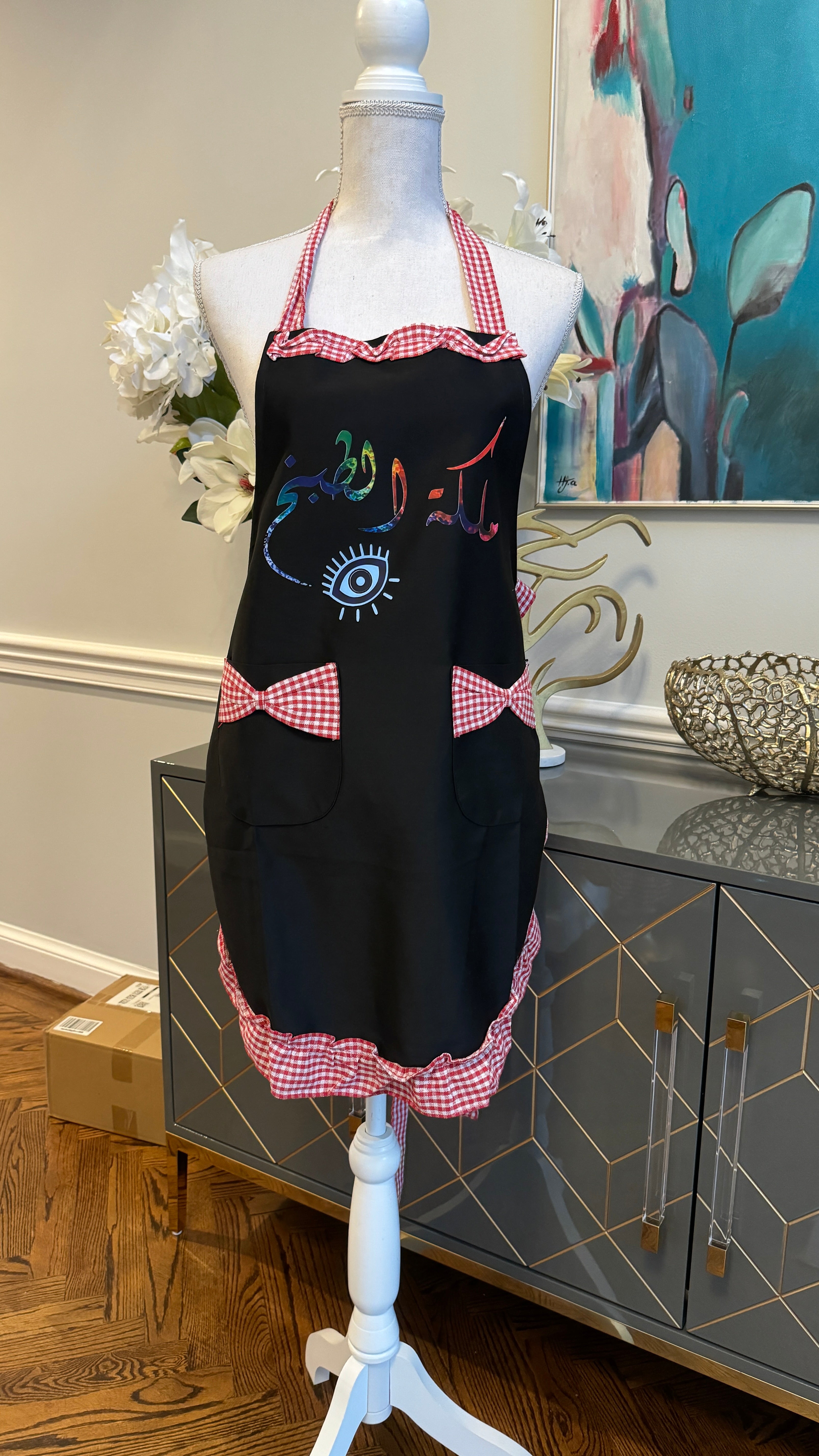 Black Apron with Red & White ruffles ملكة الطبخ