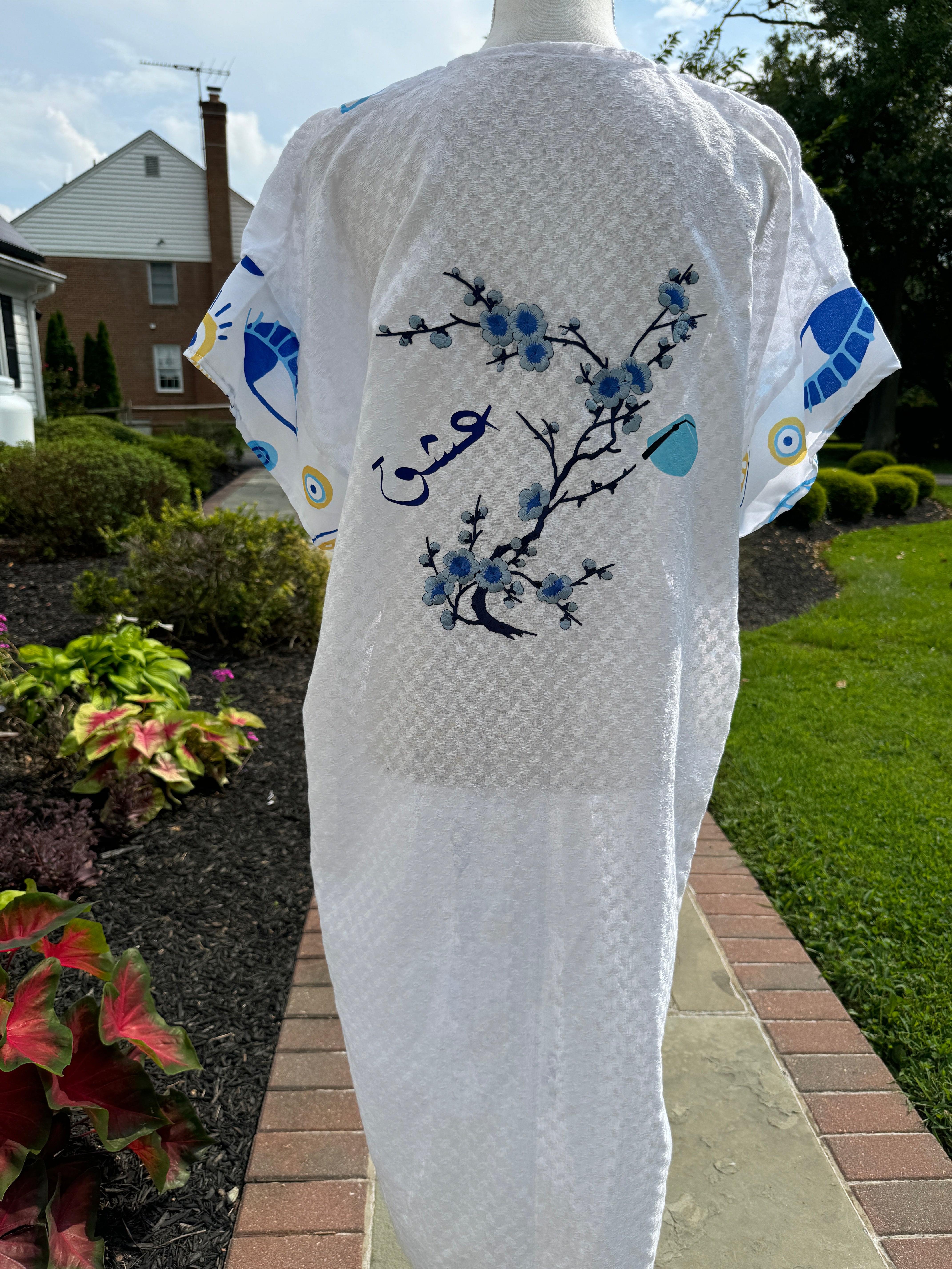 White open keffiyeh caftan with evil eye design, embroidery Flower motif and Arabic Calligraphy عشق