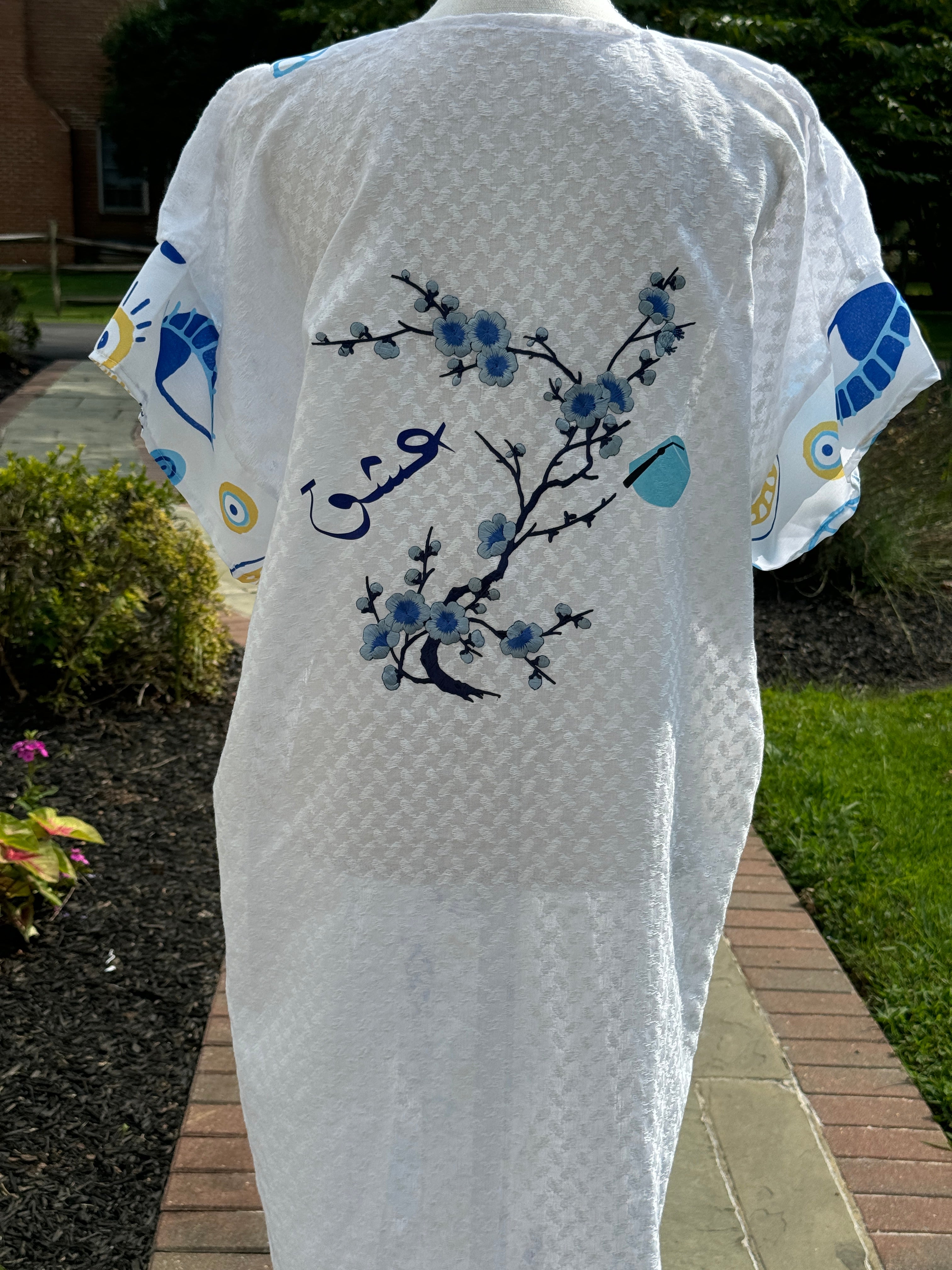 White open keffiyeh caftan with evil eye design, embroidery Flower motif and Arabic Calligraphy عشق